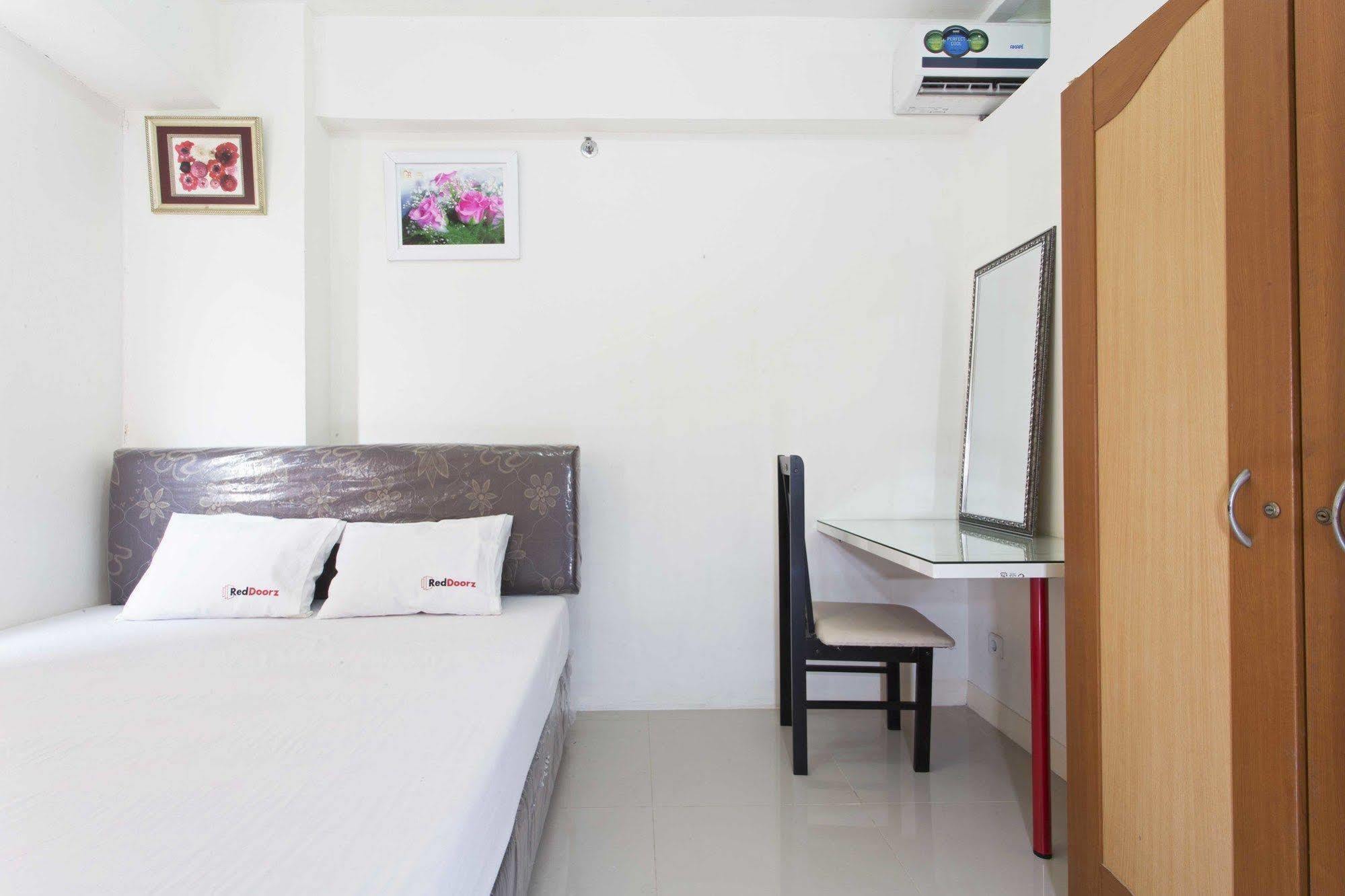 Reddoorz Apartment @ Green Pramuka Jakarta Extérieur photo
