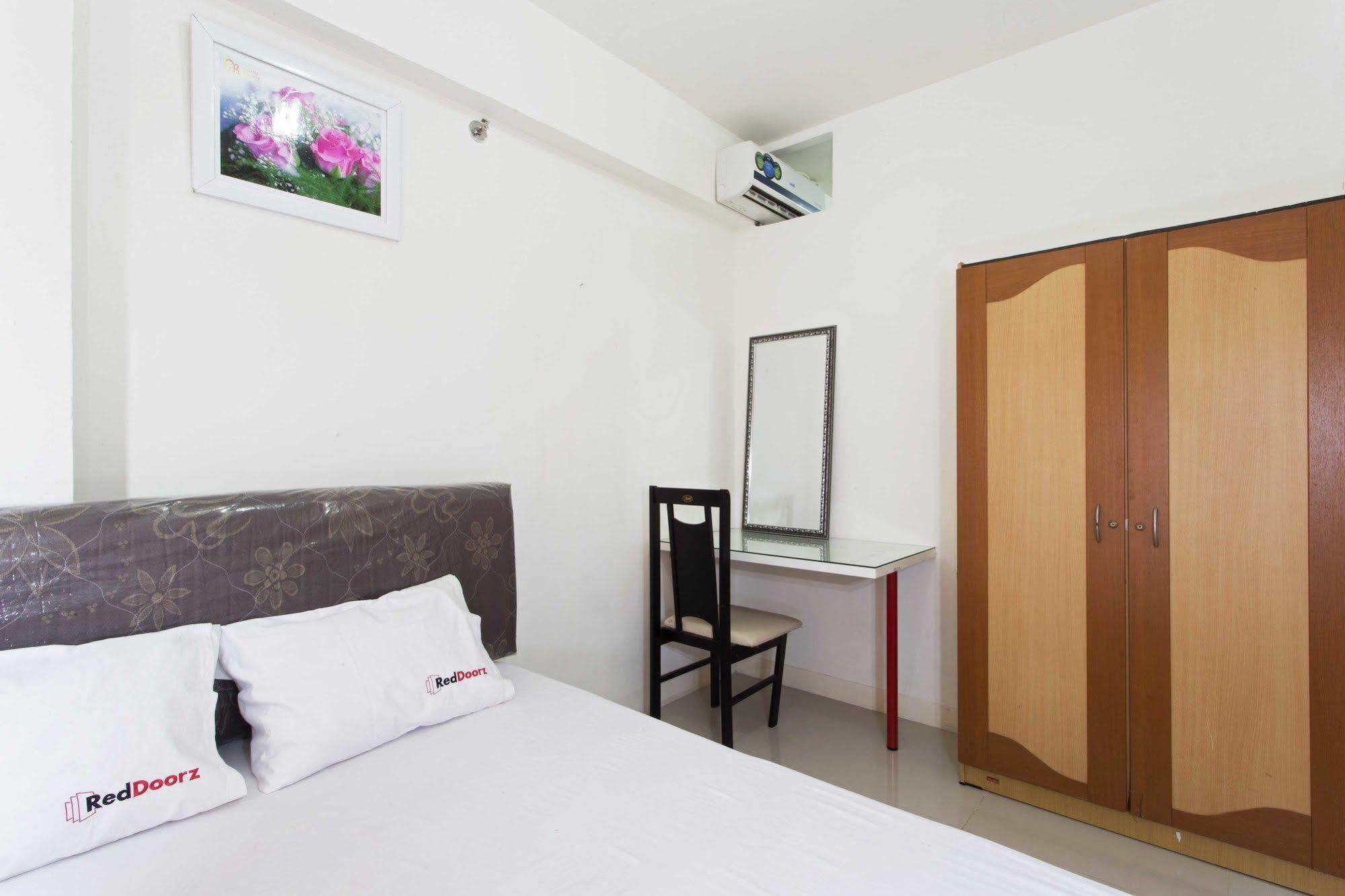 Reddoorz Apartment @ Green Pramuka Jakarta Extérieur photo