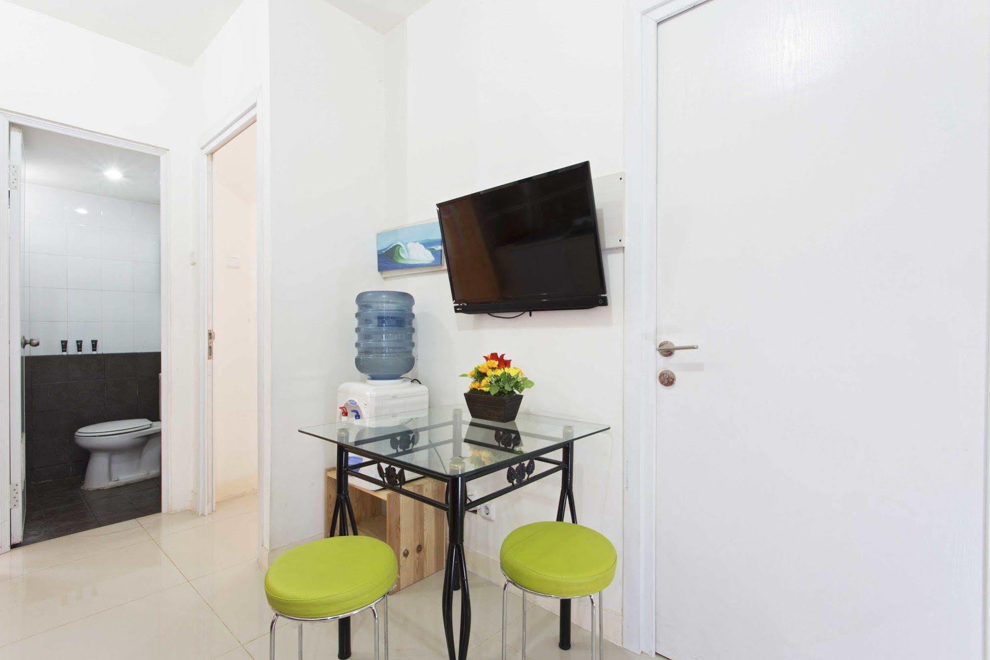 Reddoorz Apartment @ Green Pramuka Jakarta Extérieur photo