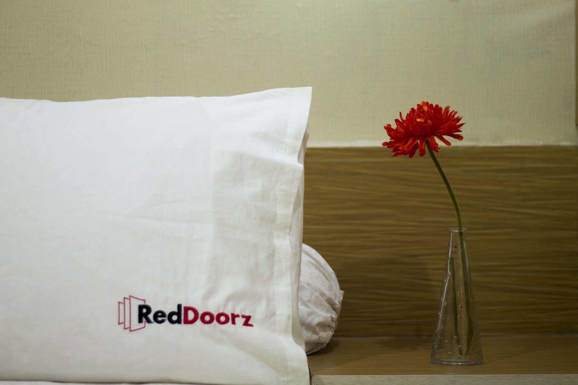 Reddoorz Apartment @ Green Pramuka Jakarta Extérieur photo